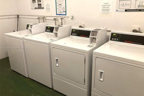 Condo in Lauderdale Lakes, Florida, 1 bedroom  № 1961256 - photo 30