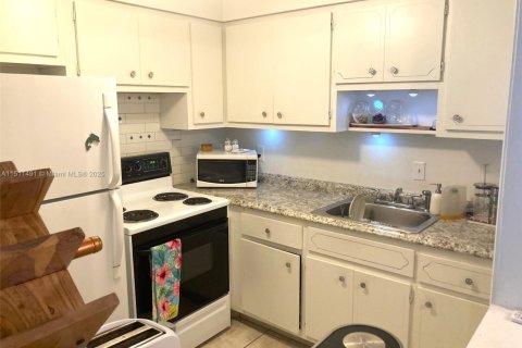 Condo in Lauderdale Lakes, Florida, 1 bedroom  № 1961256 - photo 7
