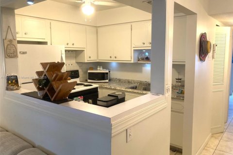 Condo in Lauderdale Lakes, Florida, 1 bedroom  № 1961256 - photo 5