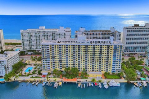 Condo in Miami Beach, Florida, 2 bedrooms  № 2047639 - photo 12