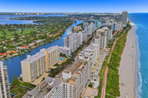 Condo in Miami Beach, Florida, 2 bedrooms  № 2047639 - photo 13