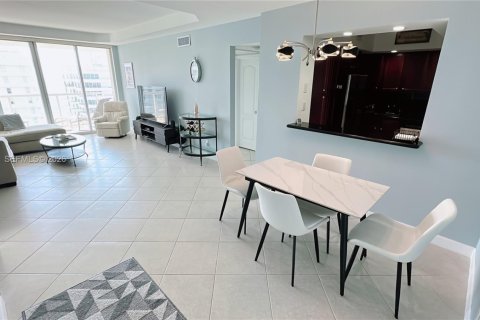 Condo in Miami Beach, Florida, 2 bedrooms  № 2047639 - photo 4