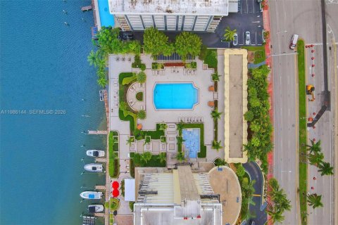 Condo in Miami Beach, Florida, 2 bedrooms  № 2047639 - photo 14