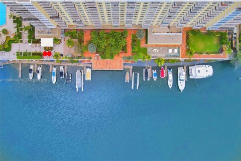 Condo in Miami Beach, Florida, 2 bedrooms  № 2047639 - photo 2