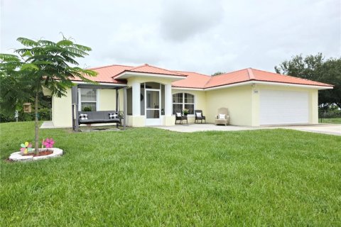 House in Okeechobee, Florida 3 bedrooms, 135.27 sq.m. № 1773746 - photo 1