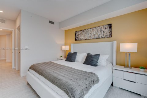 Condo in Miami, Florida, 2 bedrooms № 2035222 - photo 16