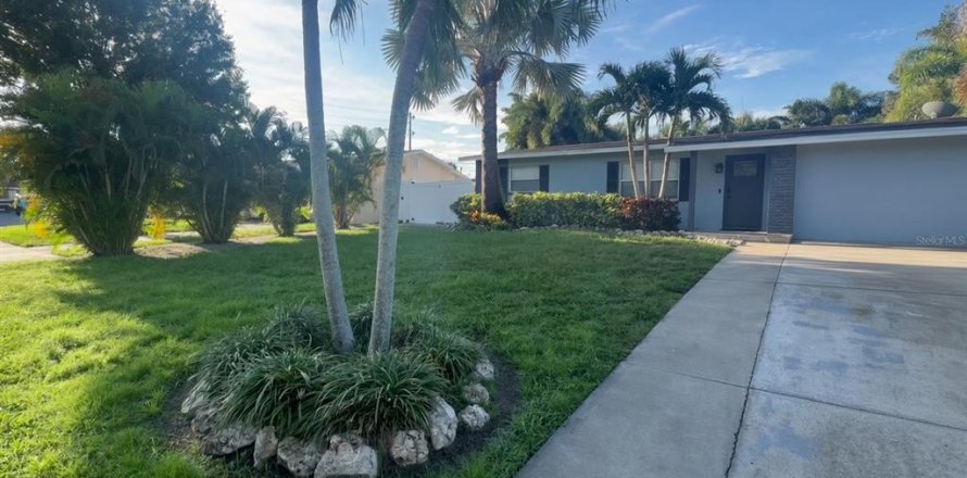 House in Largo, Florida 2 bedrooms, 95.32 sq.m. № 2388122