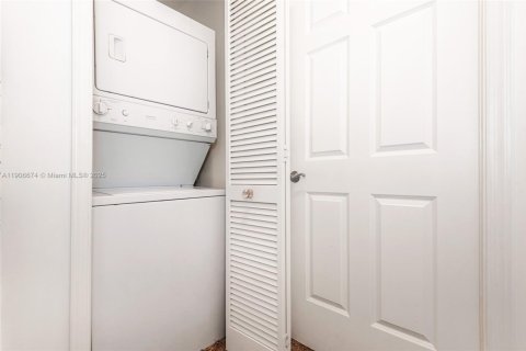 Condominio en venta en Coral Gables, Florida, 1 dormitorio, 86.31 m2 № 1963192 - foto 24