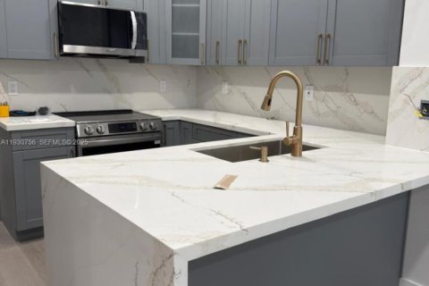 Снять в аренду таунхаус в Корал-Спрингс, Флорида 3 спальни, 190.26м2, № 1990889 - фото 5