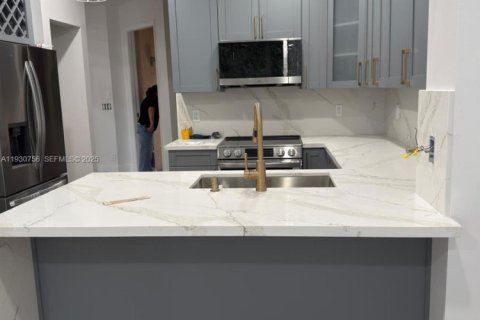 Снять в аренду таунхаус в Корал-Спрингс, Флорида 3 спальни, 190.26м2, № 1990889 - фото 4