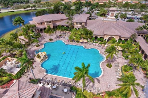 Снять в аренду таунхаус в Корал-Спрингс, Флорида 3 спальни, 190.26м2, № 1990889 - фото 11