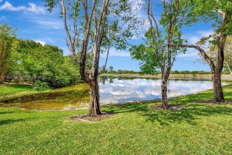 Снять в аренду таунхаус в Корал-Спрингс, Флорида 3 спальни, 190.26м2, № 1990889 - фото 7