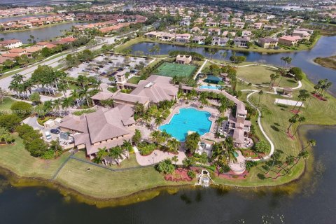 Снять в аренду таунхаус в Корал-Спрингс, Флорида 3 спальни, 190.26м2, № 1990889 - фото 10