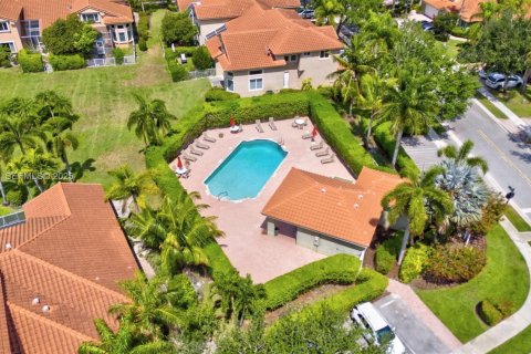 Снять в аренду таунхаус в Корал-Спрингс, Флорида 3 спальни, 190.26м2, № 1990889 - фото 12