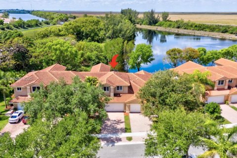 Снять в аренду таунхаус в Корал-Спрингс, Флорида 3 спальни, 190.26м2, № 1990889 - фото 9