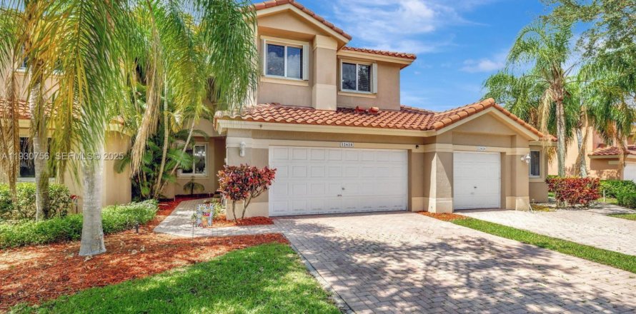 Таунхаус в Корал-Спрингс, Флорида 3 спальни, 190.26м2 № 1990889