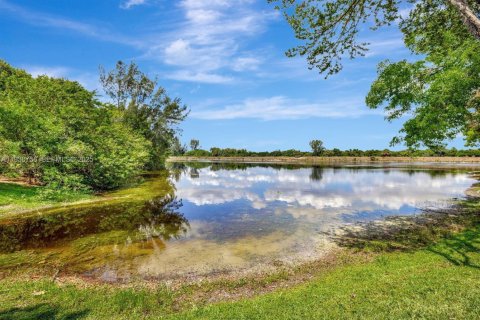 Снять в аренду таунхаус в Корал-Спрингс, Флорида 3 спальни, 190.26м2, № 1990889 - фото 8