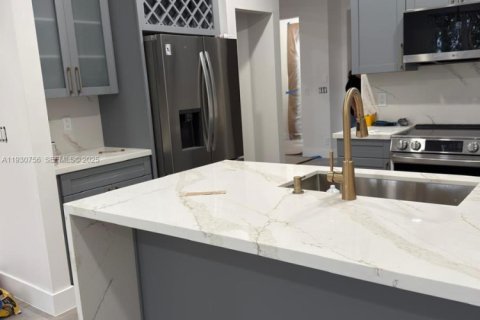 Снять в аренду таунхаус в Корал-Спрингс, Флорида 3 спальни, 190.26м2, № 1990889 - фото 3