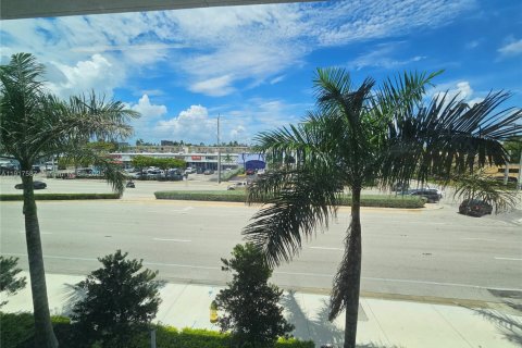 Propiedad comercial en venta en Hallandale Beach, Florida № 1972292 - foto 10