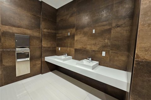 Propiedad comercial en venta en Hallandale Beach, Florida № 1972292 - foto 14