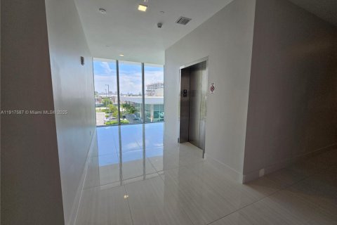 Propiedad comercial en venta en Hallandale Beach, Florida № 1972292 - foto 18