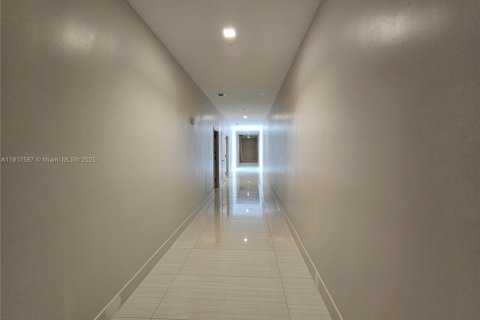 Propiedad comercial en venta en Hallandale Beach, Florida № 1972292 - foto 11