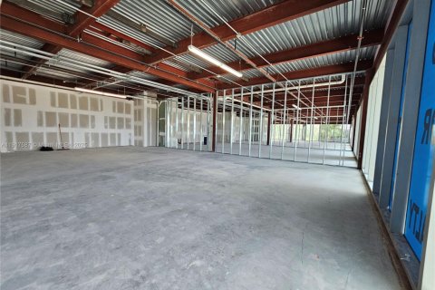 Propiedad comercial en venta en Hallandale Beach, Florida № 1972292 - foto 9