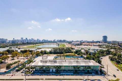 Propiedad comercial en venta en Hallandale Beach, Florida № 1972292 - foto 2