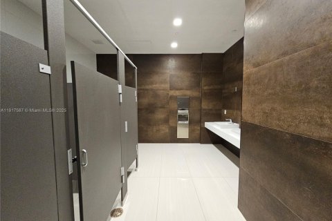 Propiedad comercial en venta en Hallandale Beach, Florida № 1972292 - foto 13