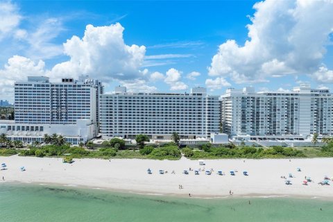 Condo in Miami Beach, Florida  № 1944147 - photo 1