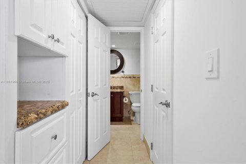 Снять в аренду кондоминиум в Майами-Бич, Флорида 50.72м2, № 1944147 - фото 23