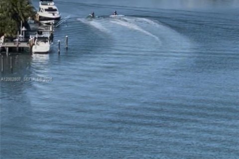 Copropriété à vendre à Miami Beach, Floride: 2 chambres, 102.66 m2 № 2066400 - photo 1