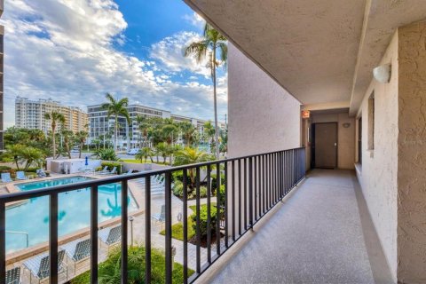 Condo in Sarasota, Florida, 2 bedrooms № 2199438 - photo 2