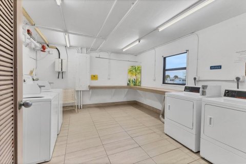 Condo in Sarasota, Florida, 2 bedrooms № 2199438 - photo 25