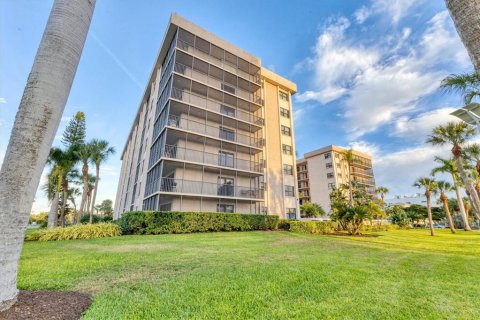 Condo in Sarasota, Florida, 2 bedrooms № 2199438 - photo 30