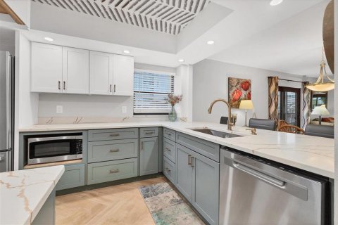 Condo in Sarasota, Florida, 2 bedrooms № 2199438 - photo 13