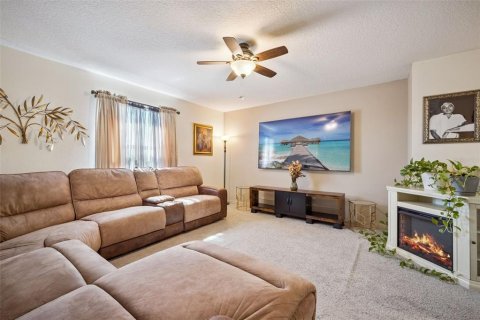 House in Polk City, Florida 5 bedrooms, 250.19 sq.m. № 2150816 - photo 9