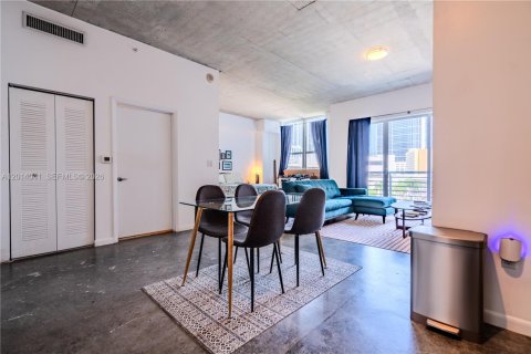 Condominio en alquiler en Miami, Florida, 1 dormitorio, 71.53 m2 № 2076093 - foto 7