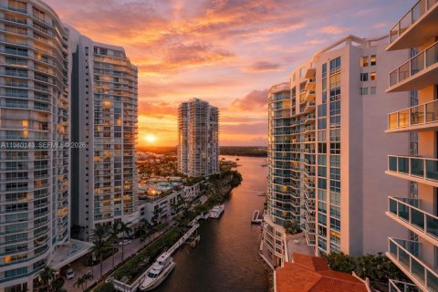 Condominio en Sunny Isles Beach, Florida, 3 dormitorios  № 2003675