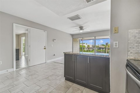 Condo in Tampa, Florida, 1 bedroom  № 1884901 - photo 16