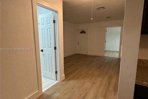 Villa ou maison à louer à Oakland Park, Floride: 2 chambres, 134.99 m2 № 2432562 - photo 2