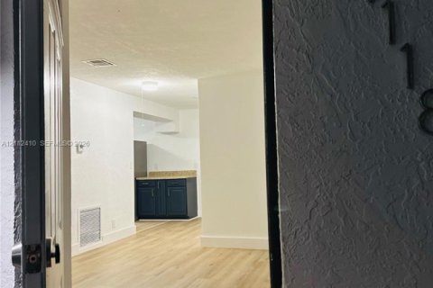 Villa ou maison à louer à Oakland Park, Floride: 2 chambres, 134.99 m2 № 2432562 - photo 14