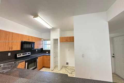Touwnhouse à vendre à Florida City, Floride: 3 chambres, 141.86 m2 № 2428361 - photo 2