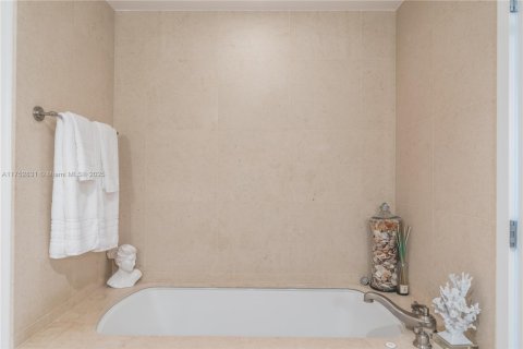 Condominio en alquiler en Miami Beach, Florida, 2 dormitorios, 119.84 m2 № 1705581 - foto 12