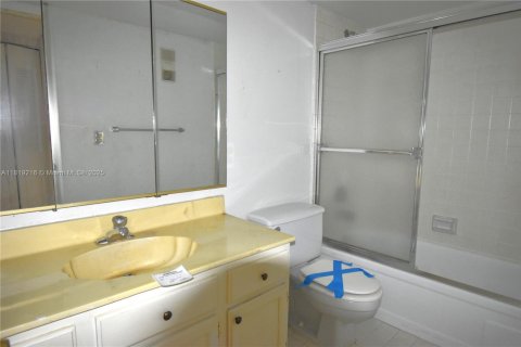 Condo in Lauderhill, Florida, 2 bedrooms  № 1779687 - photo 10