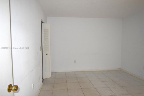 Condo in Lauderhill, Florida, 2 bedrooms  № 1779687 - photo 8