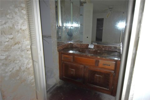 Condo in Lauderhill, Florida, 2 bedrooms  № 1779687 - photo 11