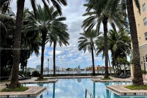 Condo in Sunny Isles Beach, Florida, 2 bedrooms  № 1862645 - photo 3