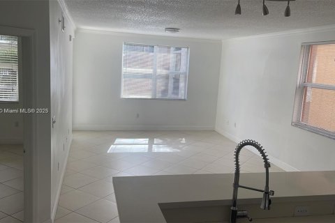 Condo in Sunny Isles Beach, Florida, 2 bedrooms  № 1862645 - photo 17