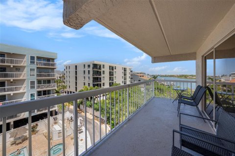 Condo in Indian Shores, Florida, 2 bedrooms  № 1777532 - photo 25